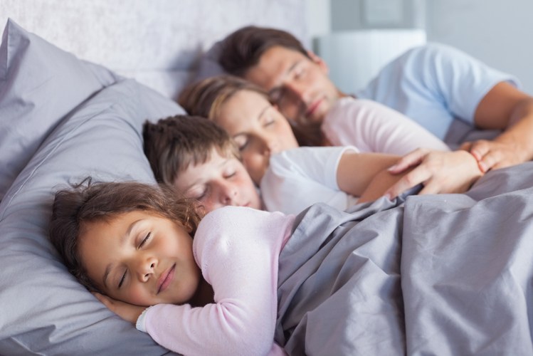 बच्चे को साथ में सुलाने के हैं ढेरों फायेदे - toddlers sleeping with parents